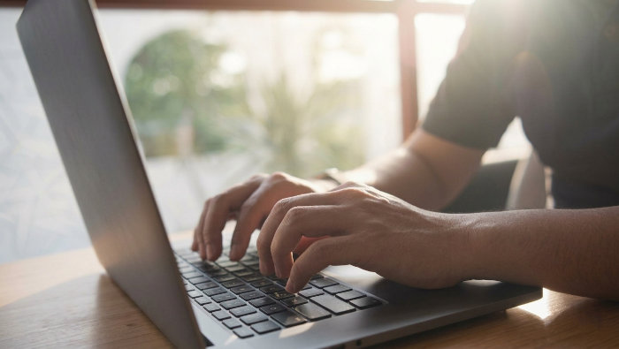 Personne travaillant sur un ordinateur